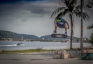 Скейтборд Blitz 31 x 8 дюймів - 8-шарова кленова дека, симетрично скошена з обох кінців, ABEC-11 підшипники, 95A PU колеса, для хлопчиків, дівчаток, підлітків, вуличних скейтбордистів, дорослих, початківців, надзвичайно широкий, фіолетовий блискавка дизай