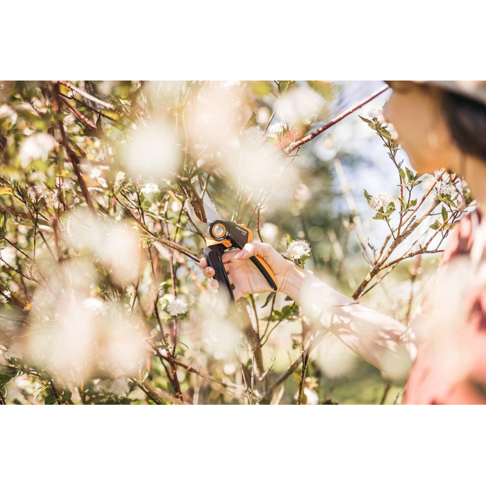 Садові ножиці Fiskars Bypass M, X-серія PowerGear, P921, З ручкою, що обертається, Для свіжих гілок та сучків, Антипригарне покриття, Леза з нержавіючої сталі, Довжина 20,1 см, Чорний/Помаранчевий, 1057173 X-серія P921