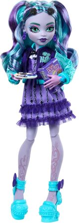 Набір ляльки Monster High Fearbook Twyla та аксесуарів з темою кіноклубу, студентською курткою, щорічником, настільною грою та печивом, HXW31 Лялька Twyla Журнал жахів