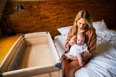 Дитяче та дитяче дорожнє ліжечко MoMi BELOVE PLUS 2-в-1, складне, 2 рівні для сну для немовлят до 9 кг та дітей до 15 кг з дитячим матрацом, ігровою ручкою, пеленальний килимок та сумка для перенесення, темно-зелений