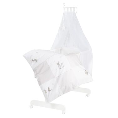 Дитяча колиска roba 40 x 90 см з дерева - Лисиця та Зайчик - Колиска та колиска з колесами - Комплект ліжка з функцією блокування - Включає текстильне обладнання - Дерево біле / Лисиця та Зайчик