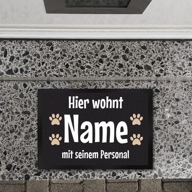 Тут живе собака зі своїм персональним килимком для дверей персоналізованим з іменем собаки для власників собак, прикраса для коридору, щоб висловити любов до вашого чотириногого друга, домашнього улюбленця, власника собаки, собаки, дня народження собаки