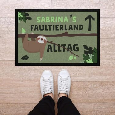 Килимок для дверей з іменним принтом, Slothland Versus Everyday Sloth, що налаштовується, нековзний та миється, білий, 60x40 см, Slothland White